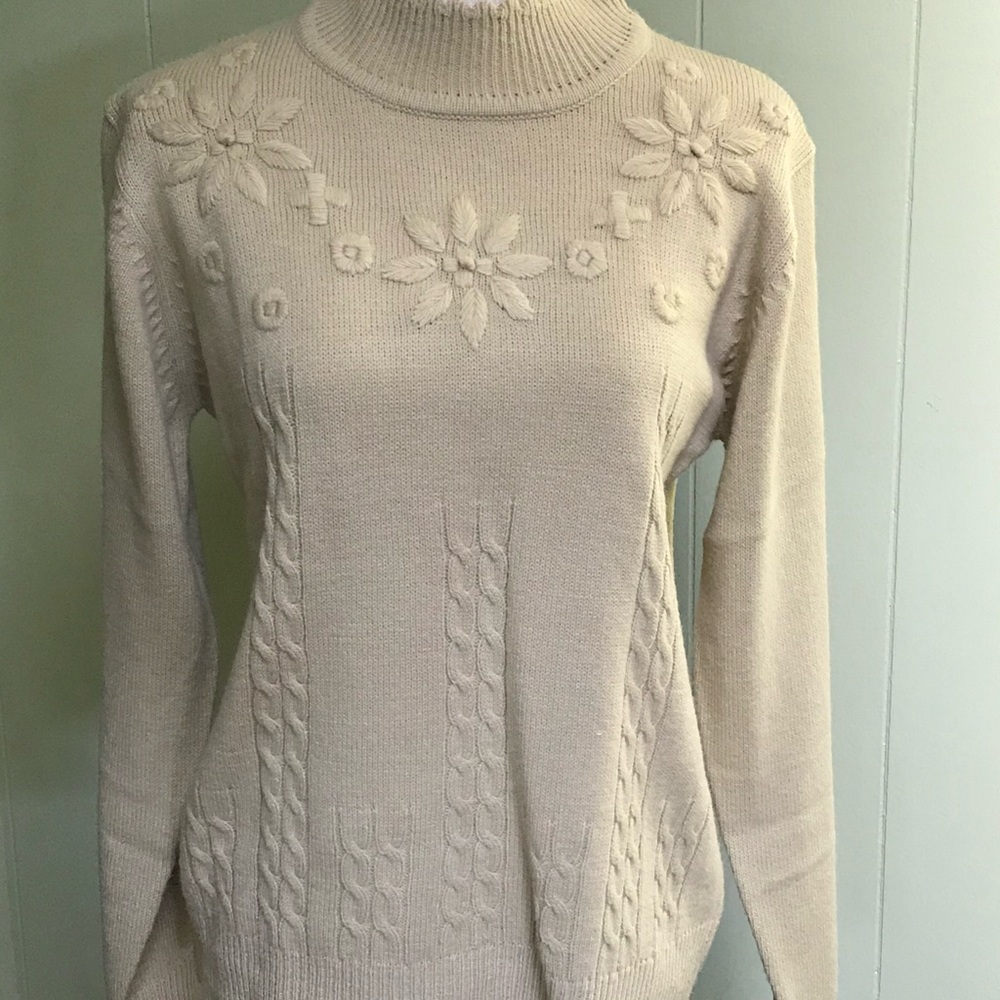 Salon Studio ladies sweater looks brand new.
